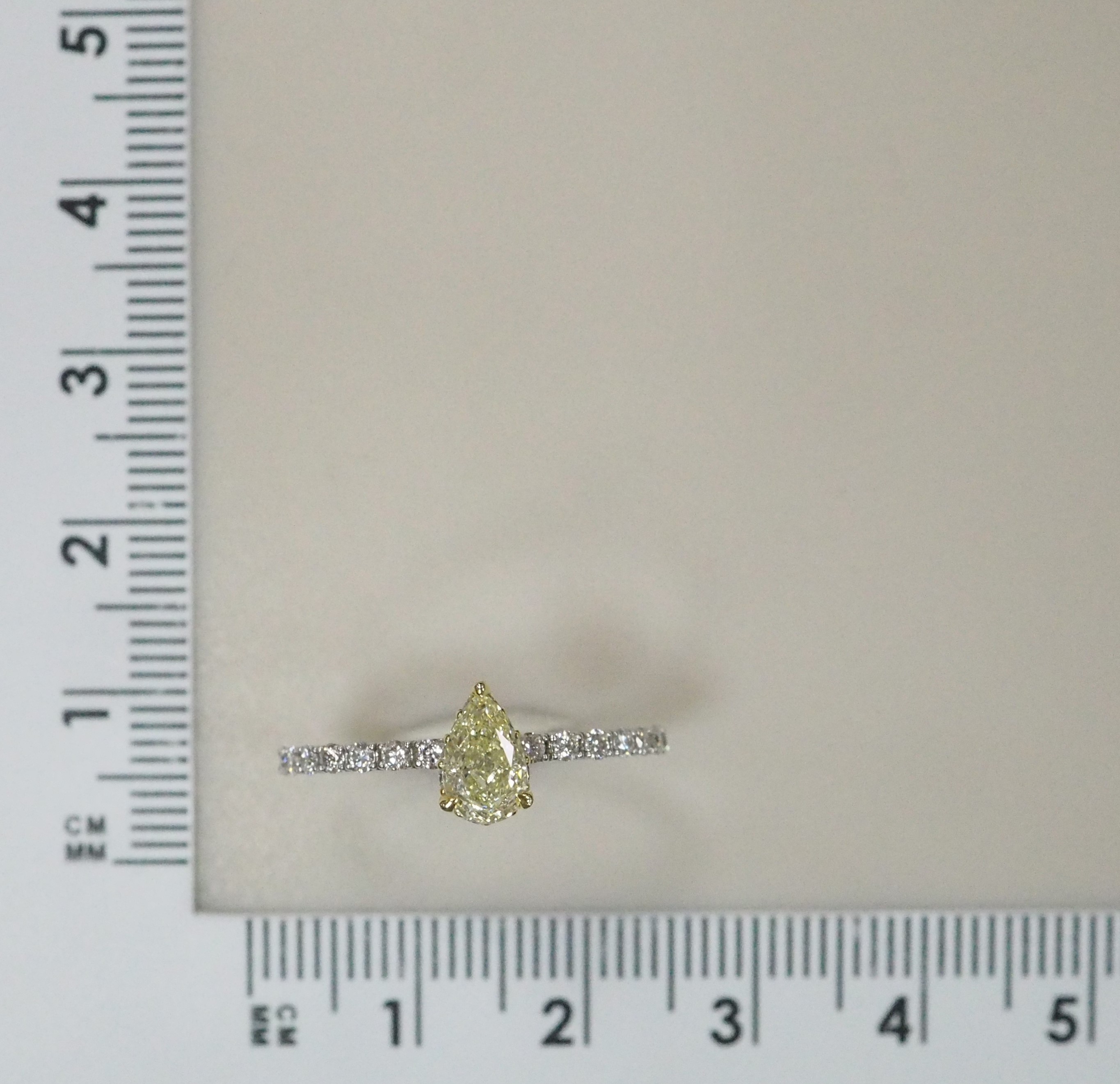 Кольцо из комбинированного золота с желтым бриллиантом